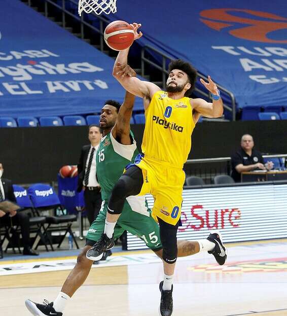 סמית' מוריד לבראיינט את היד // צילום: אלן שיבר